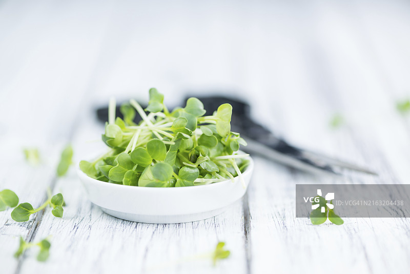 复古背景上的切碎水芹菜特写镜头（选择性焦点）图片素材