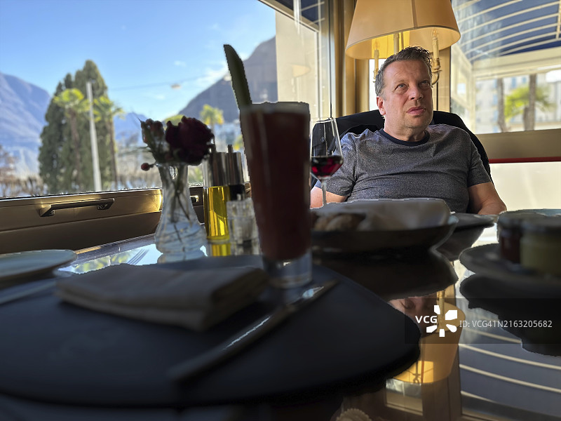 坐在瑞士餐厅里的男人图片素材