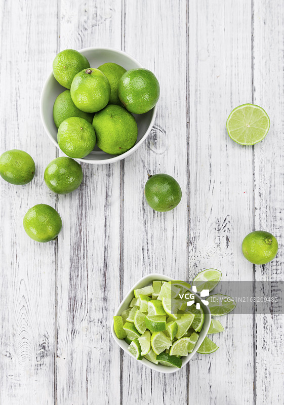 乡村木质背景上的酸橙切片（特写镜头）图片素材