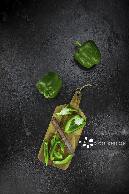 复古石板上的绿色甜椒（选择性聚焦）图片素材