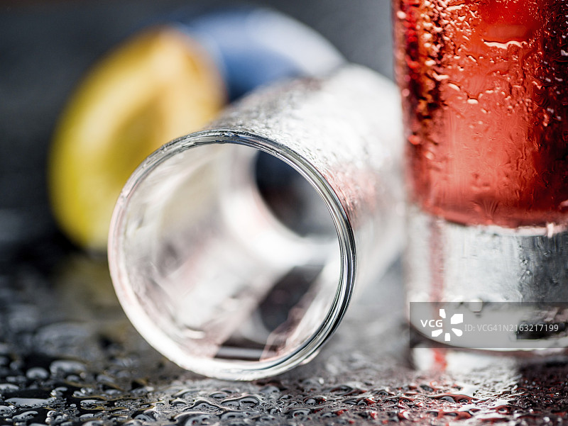 复古背景下的新鲜李子利口酒特写图片素材