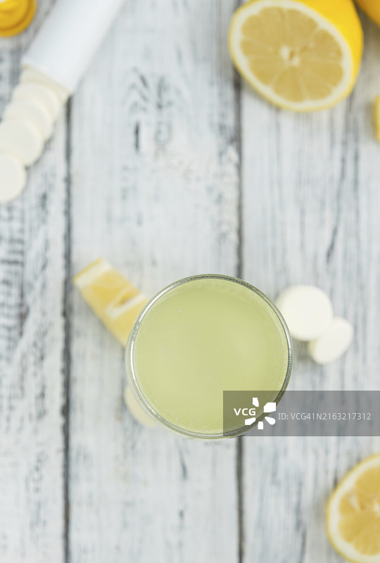 维生素C片剂特写镜头：复古木桌上的高细节照片，选择性聚焦图片素材