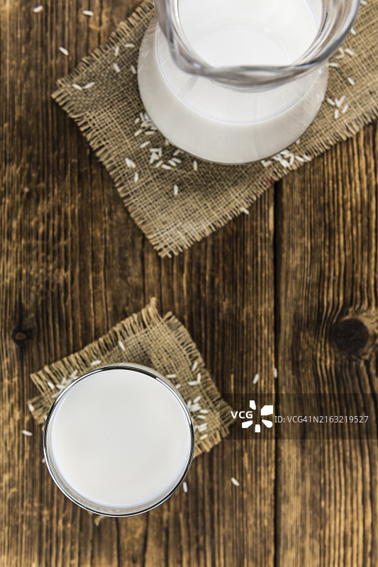 带有米浆的木桌（详细的特写镜头，选择性聚焦）图片素材