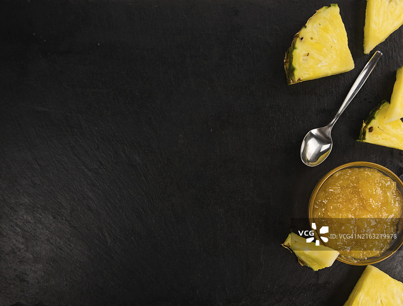 乡村石板上的菠萝酱特写（局部对焦）图片素材