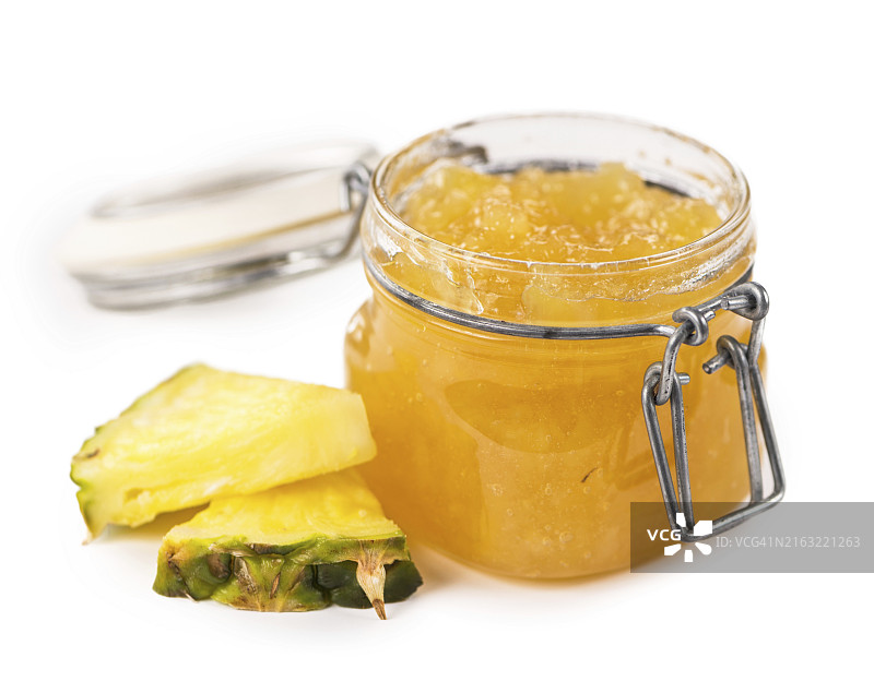 白色背景上的菠萝酱特写镜头图片素材