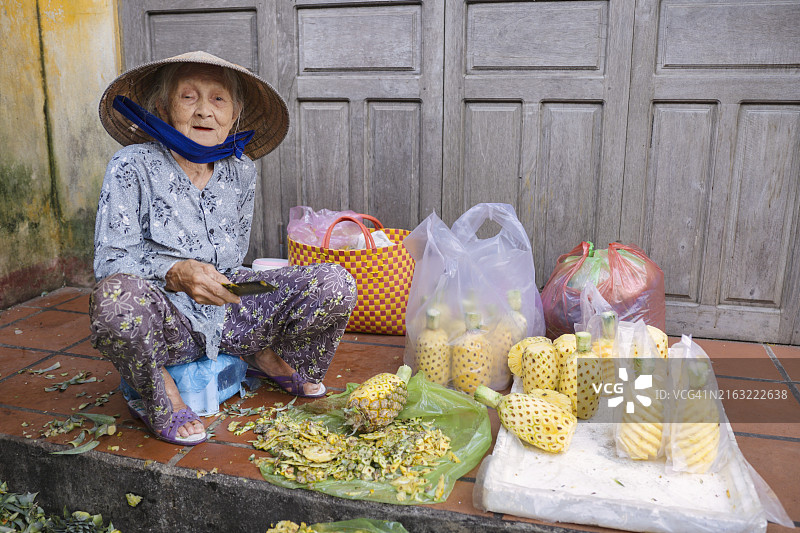 越南妇女在越南会安古城售卖热带水果图片素材