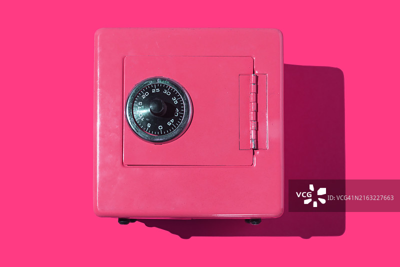 粉色金属保险箱：储蓄、宝藏和复古概念图片素材
