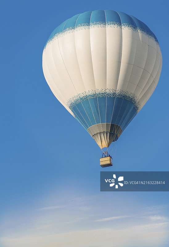 白俄罗斯明斯克上空，漂浮着蓝白相间的热气球图片素材