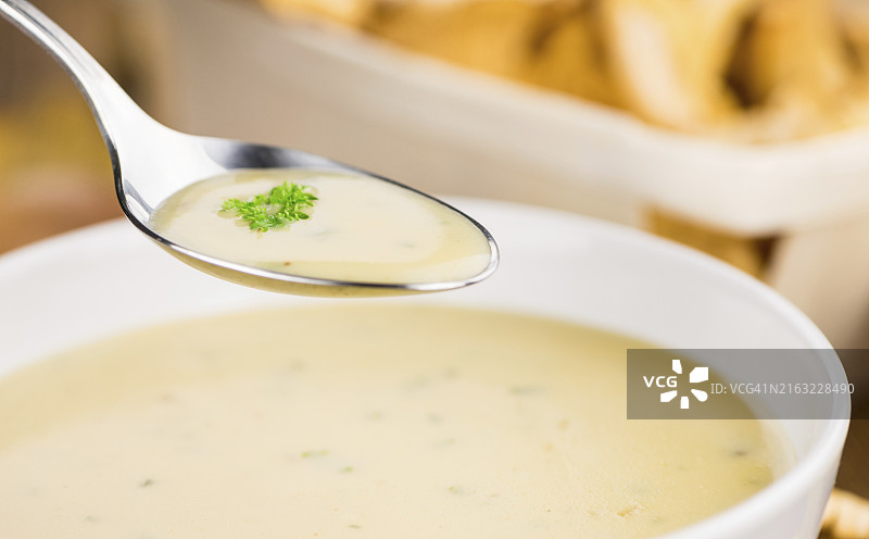 新鲜鸡油菌汤特写图片素材