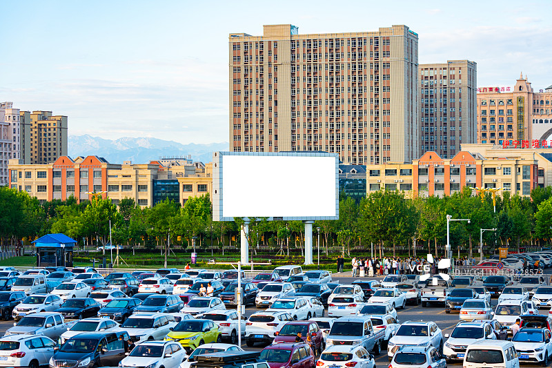 城市街道上的空白广告牌：户外广告图片素材