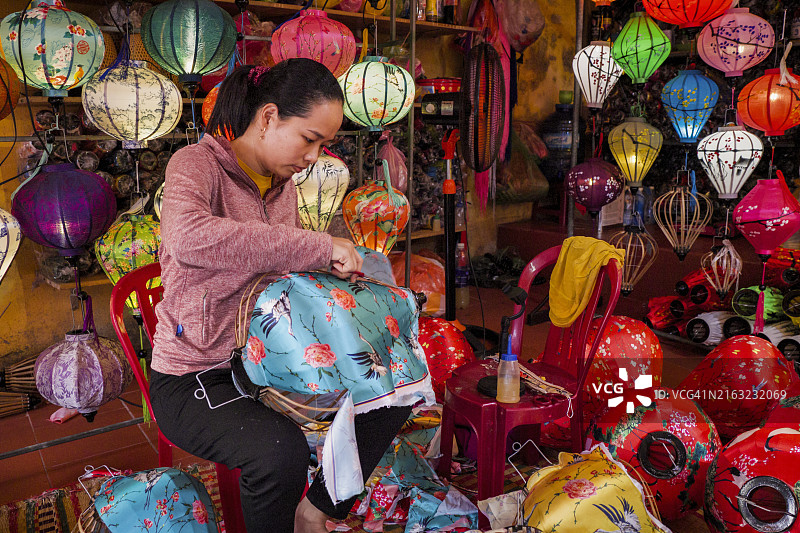 在越南会安市制作传统灯笼的越南女人图片素材