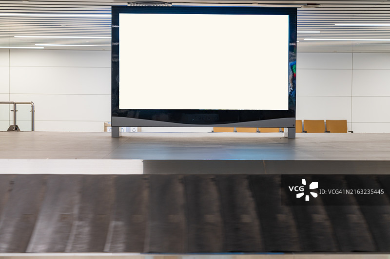 机场行李提取处的广告牌图片素材