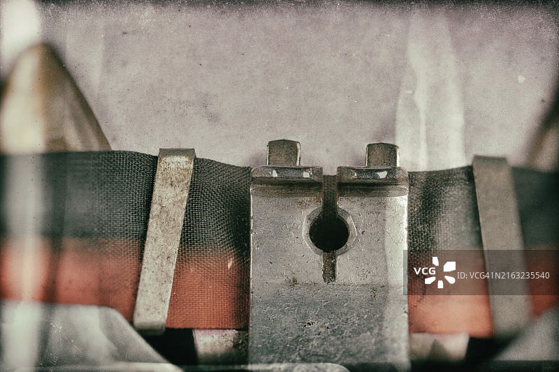 带空白纸张和湿相机效果的旧打字机特写图片素材