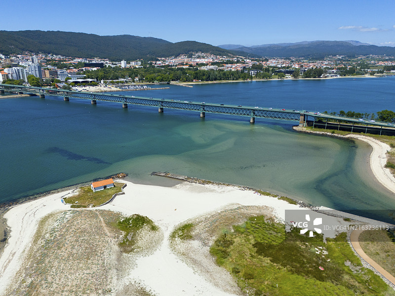 维亚纳堡沿海城镇风光：河流入海，丘陵环绕，白沙滩，埃菲尔铁桥，利马河，葡萄牙图片素材