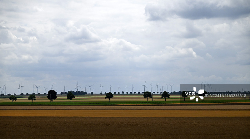 香槟沙隆的乡村风光和风力涡轮机图片素材