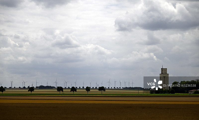 香槟沙隆的原野水塔与风力涡轮机图片素材