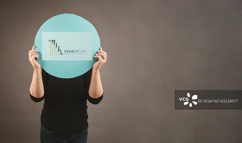 精疲力竭与压力，快节奏文化中的倦怠，低能量，链式燃烧的火柴，多米诺骨牌效应，工作与生活平衡图片素材