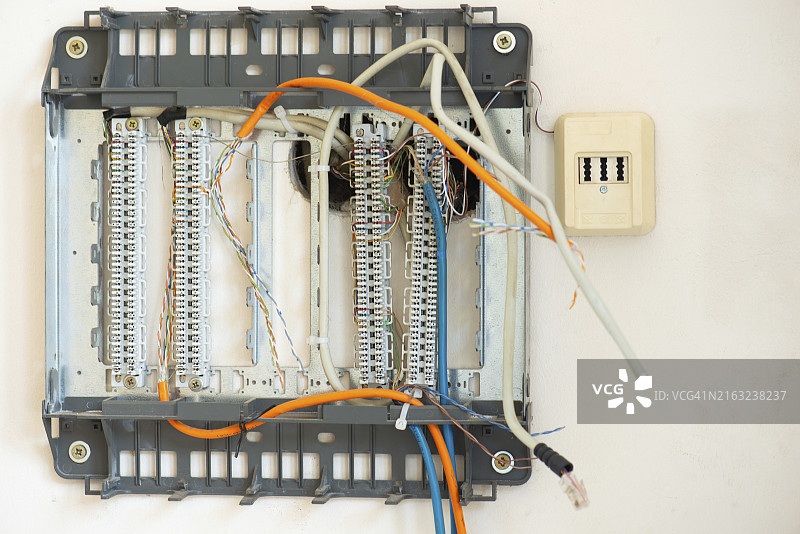 用于连接电脑、互联网和电话的电缆接线盒，电力中断，旧网络站图片素材