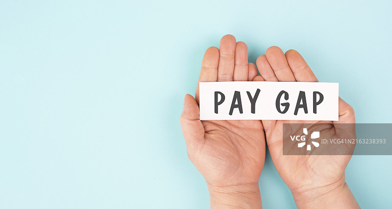 同工同酬日：提高对性别工资差距的认识图片素材