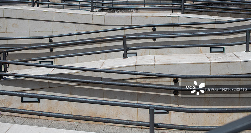 形成锯齿形几何图案的楼梯扶手图片素材