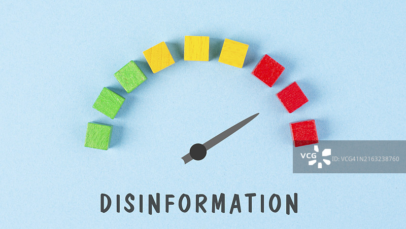 虚假信息与宣传，事实与假新闻，阴谋论概念，媒体与操纵，精神控制图片素材