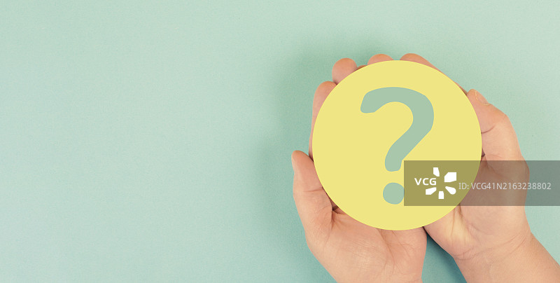 问号纸，教育和商业概念，大脑寻找答案，集思广益图片素材