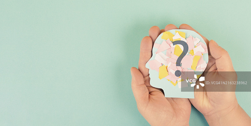 撕纸问号，教育与商业概念，大脑寻找答案，集思广益图片素材