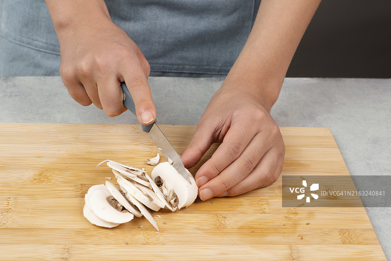 在木板上切蘑菇，准备沙拉，健康蔬菜食品，新鲜有机营养，烹饪原料图片素材