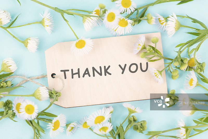 鲜花环绕的感谢卡图片素材