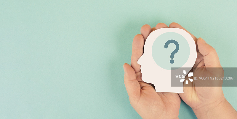 带有问号的人类思维，教育和商业理念，大脑寻找答案，集思广益图片素材