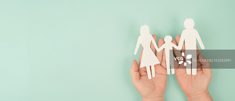 父母与孩子手牵手家庭关系关爱图片素材