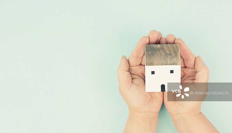 手握房屋：购房、租房、房地产、投资与可持续生活图片素材