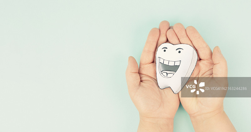 竖起大拇指的笑脸白牙，牙齿健康医疗概念图片素材