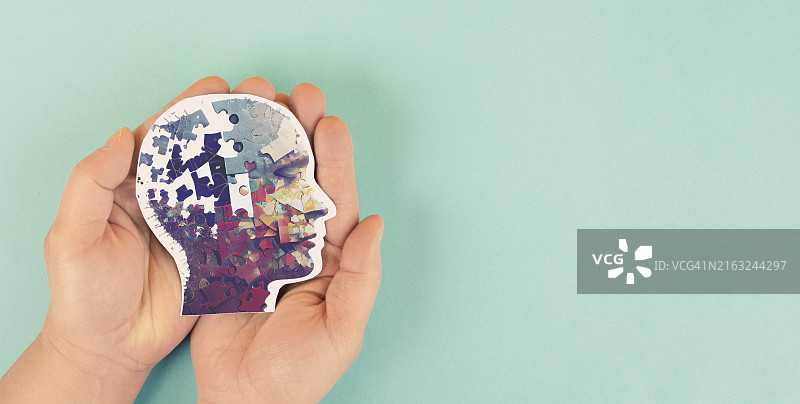 阿尔茨海默病宣传日，痴呆症诊断，帕金森病，记忆丧失症，带有拼图的脑图片素材