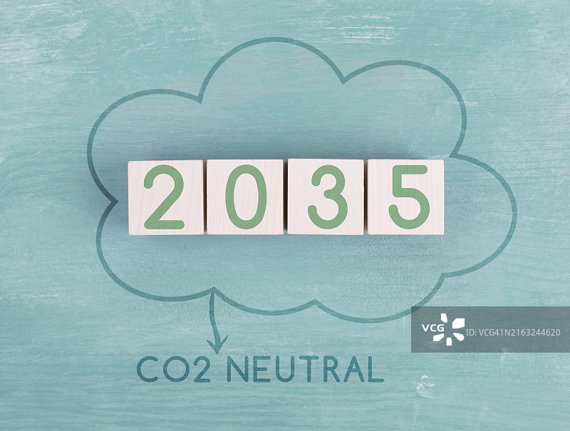 2035年实现二氧化碳中和，绿色能源，减少碳排放足迹图片素材