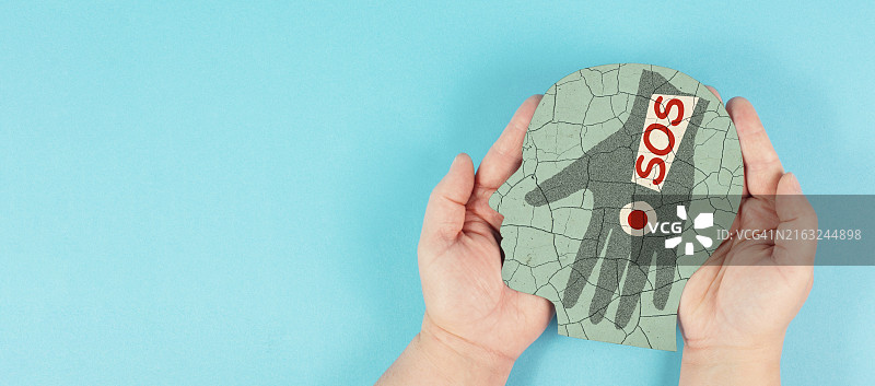 家庭暴力，手击打面部，感叹号上的求救信号，国际受害者和幸存者意识月（十月）图片素材