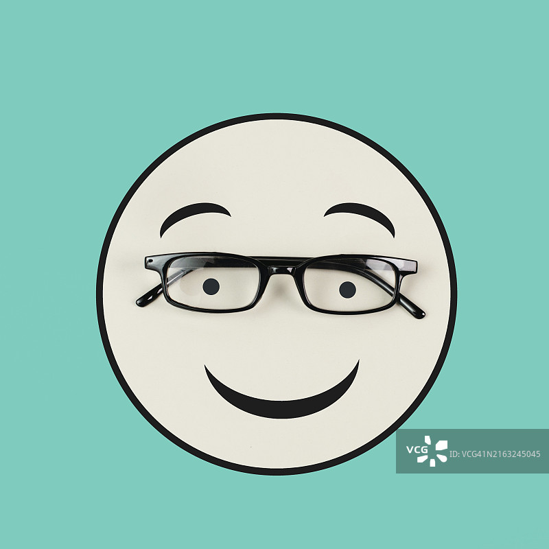 面带微笑和眼镜的头部，心理健康概念，积极心态，支持和评估象征图片素材