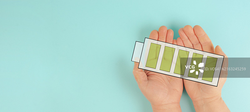 电池已加载：积极思考和心理健康概念，能源动力，绿色可持续生活方式图片素材