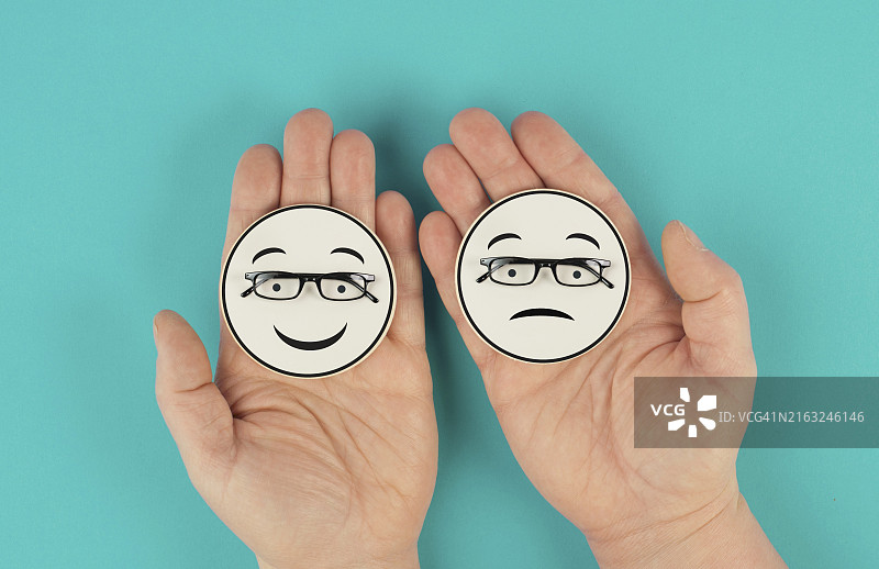 手持悲喜面具，心理健康概念，积极与消极心态，抑郁，支持与评估象征，情绪图片素材