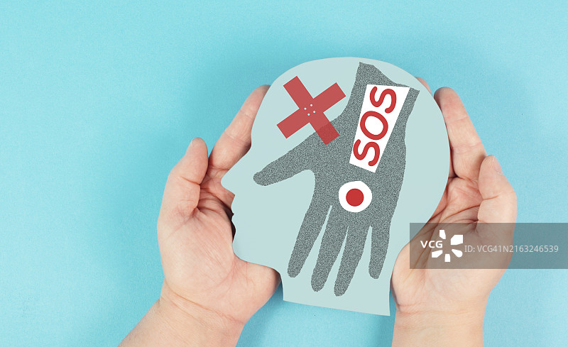 家庭暴力，手击打面部，感叹号上的求救信号，国际受害者和幸存者意识月（十月）图片素材