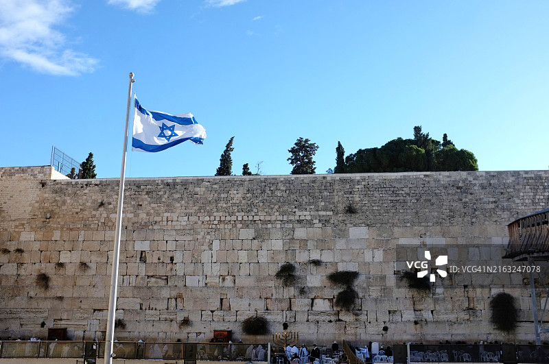耶路撒冷老城，在西墙（又名哭墙）的早晨，有以色列国旗图片素材