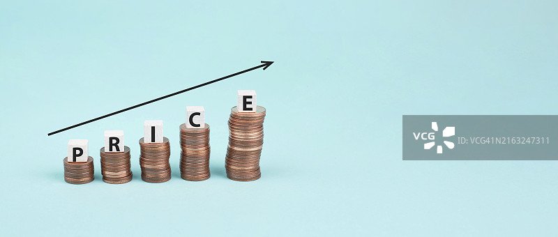 通货膨胀、经济衰退和金融崩溃，欧元硬币，经济发展和物价上涨，毫无价值的钱图片素材