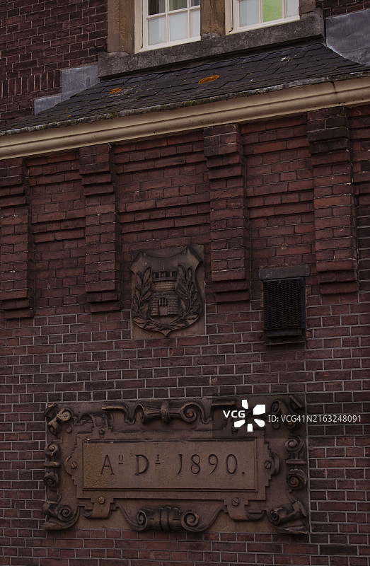 荷兰阿姆斯特丹：建于1890年的历史悠久的砖砌建筑外墙图片素材