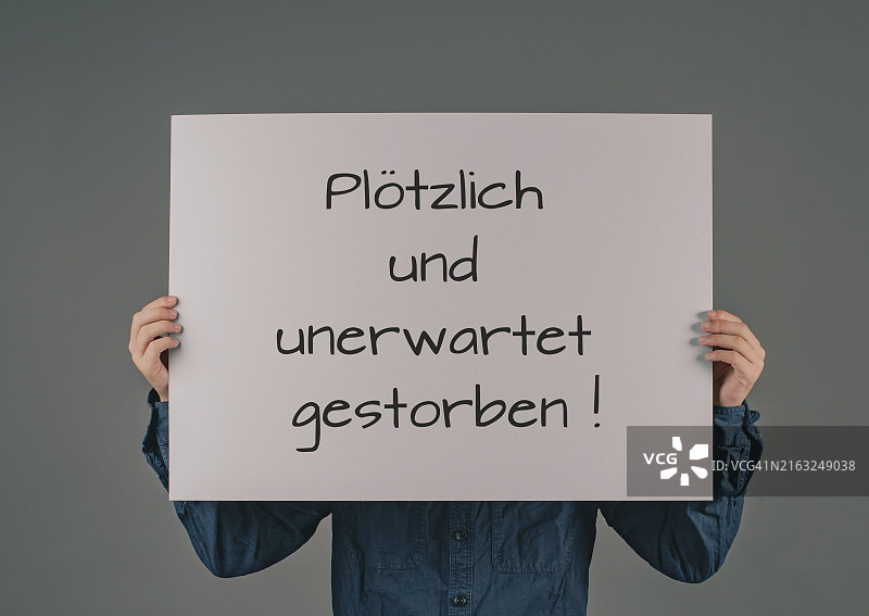 德语标志：猝死和意外死亡，说明死亡率增加，新冠疫苗图片素材