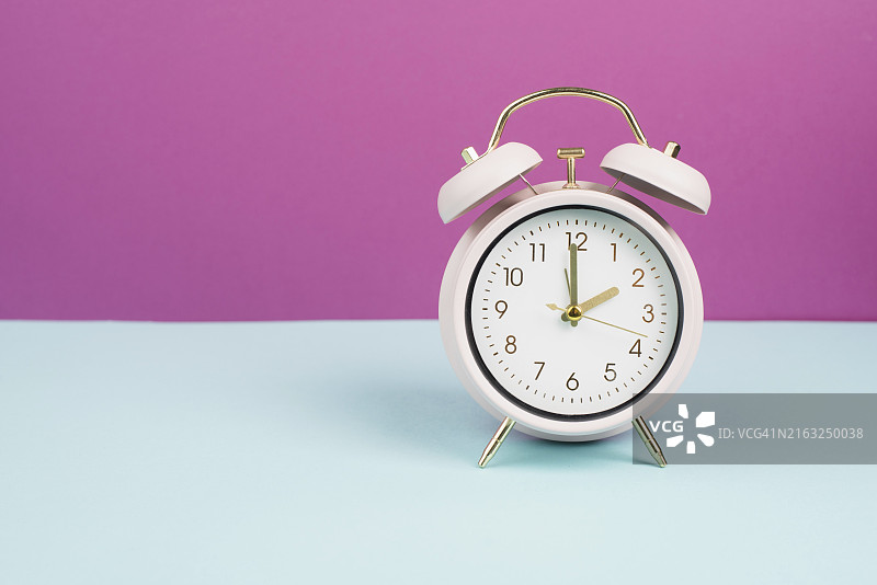 老式复古闹钟，柔和色彩，早上起床时间图片素材