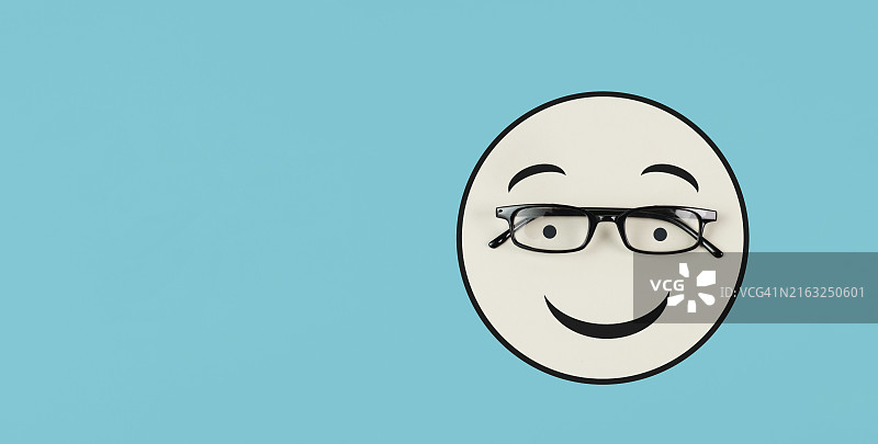 面带微笑和眼镜的头部，心理健康概念，积极心态，支持和评估象征图片素材