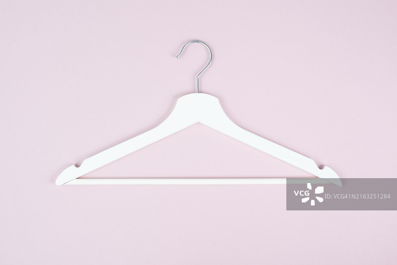 粉色背景上的白色衣架，时尚店铺折扣促销图片素材