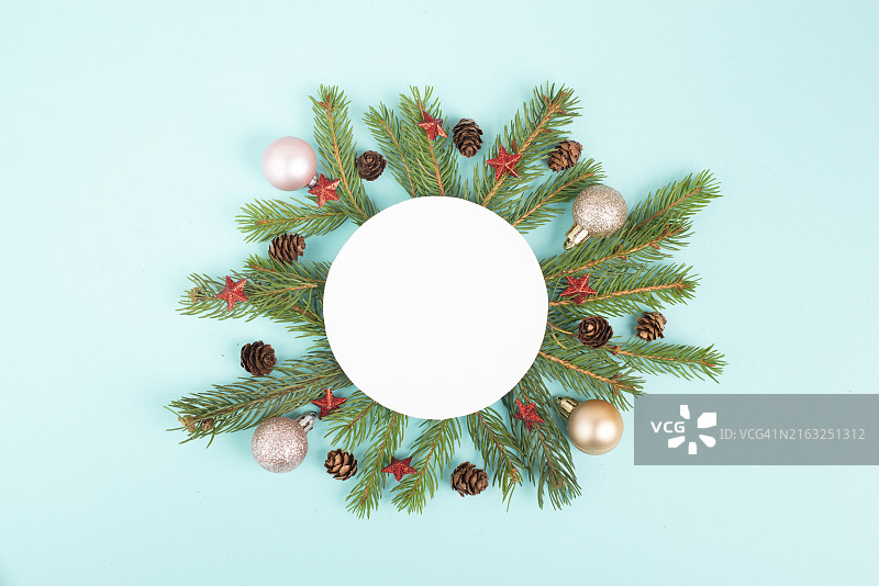 圣诞节节日背景，冷杉树枝、装饰球、糖果棒和锥形物框架冬季贺卡图片素材