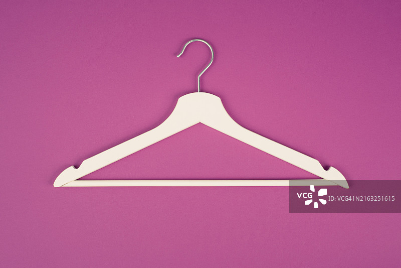 粉色背景上的白色衣架，时尚店铺折扣促销图片素材