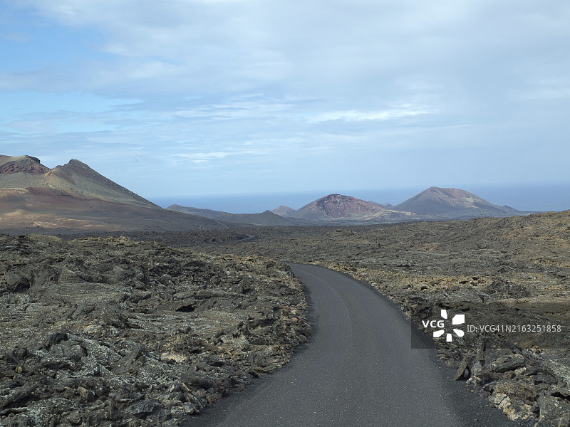 兰萨罗特岛火山熔岩地貌沥青路图片素材